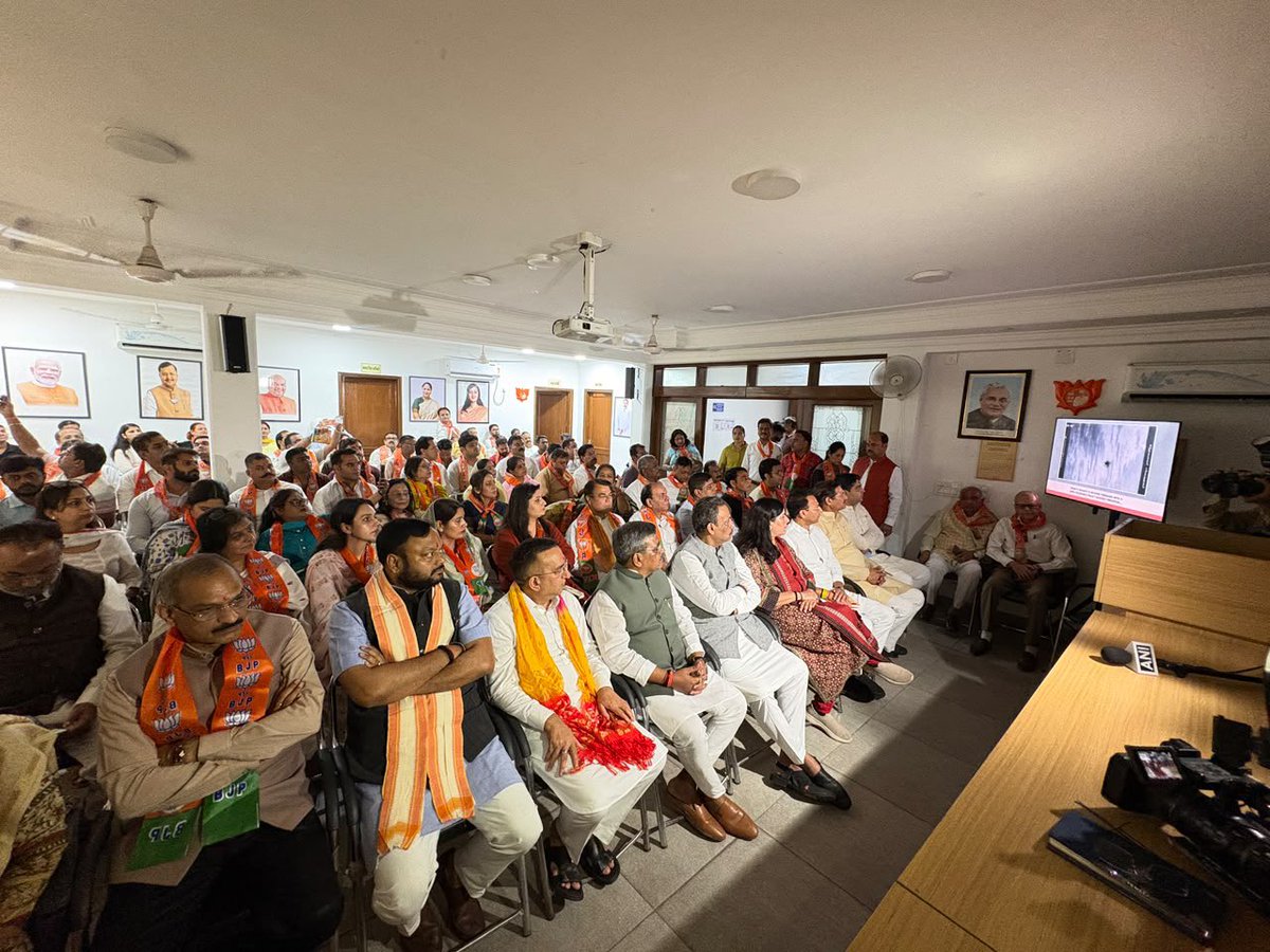 PavanRanaRSS's tweet photo. आज नई दिल्ली जिला कार्यालय में पार्टी के वरिष्ठ पदाधिकारियों ,कार्यकर्ताओ के साथ देश के यशस्वी प्रधानमंत्री आदरणीय श्री @narendramodi जी के लोकप्रिय एवं प्रेरणादायी कार्यक्रम 'मन की बात' का श्रवण किया।

#MannKiBaat
#मन_की_बात
#NationFirst https://t.co/TDvIWEDZ8X