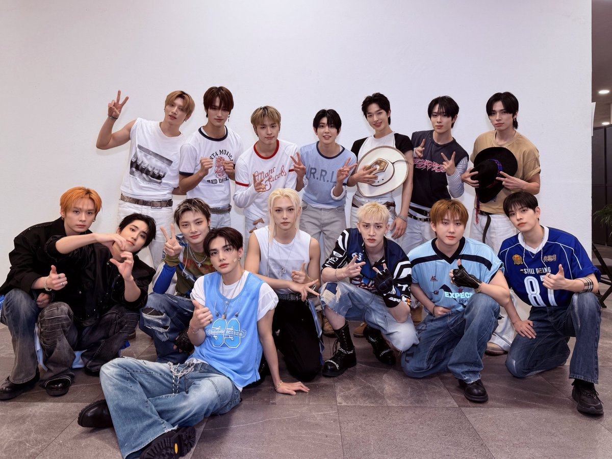 staysday6's tweet photo. skz took a pic with nexz! 🥹 https://t.co/FBswss9hoy