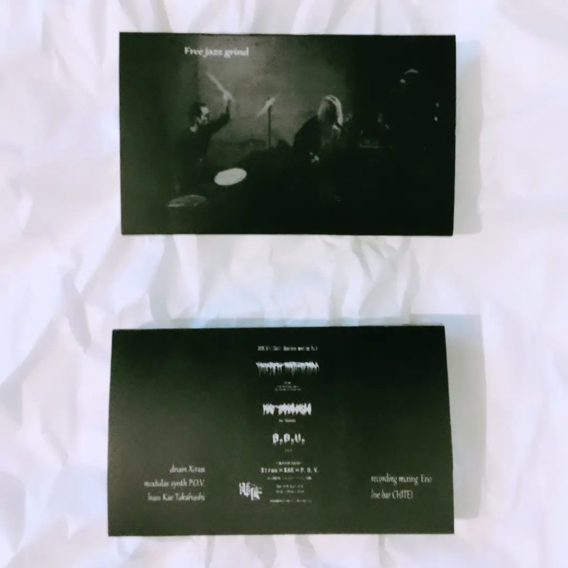 senomaland's tweet photo. P.O.V.参加の新作テープです！
各演者のライブや地底で販売してます。
是非とも！何卒！
'Free jazz grind'
A面 13:20
B面 11:52
Live recording at大塚 Bar 地底
'ABSOLUTE MEETING Vol.6'
Bass &amp; Scream: Kae Takahashi
Drums: Xirau (Spain)
Modular synths: P.O.V.
Rec &amp; mix by Eno (大塚Bar地底) https://t.co/ZPUQWUQYU4