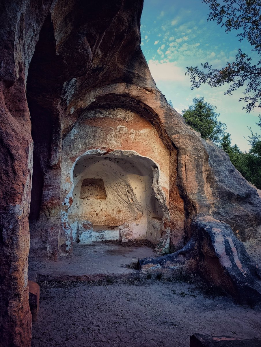 asensio_juanjo's tweet photo. Elevada sobre un peñón de roca rojiza arenisca y mirando al río Ebro, se encuentra uno de los lugares que evocan otros tiempos, donde poder disponer de un templo que no pudiera derrumbarse, ni quemarse, era un símbolo de avance. ¿Dónde estamos? https://t.co/sbF2L8dVa5