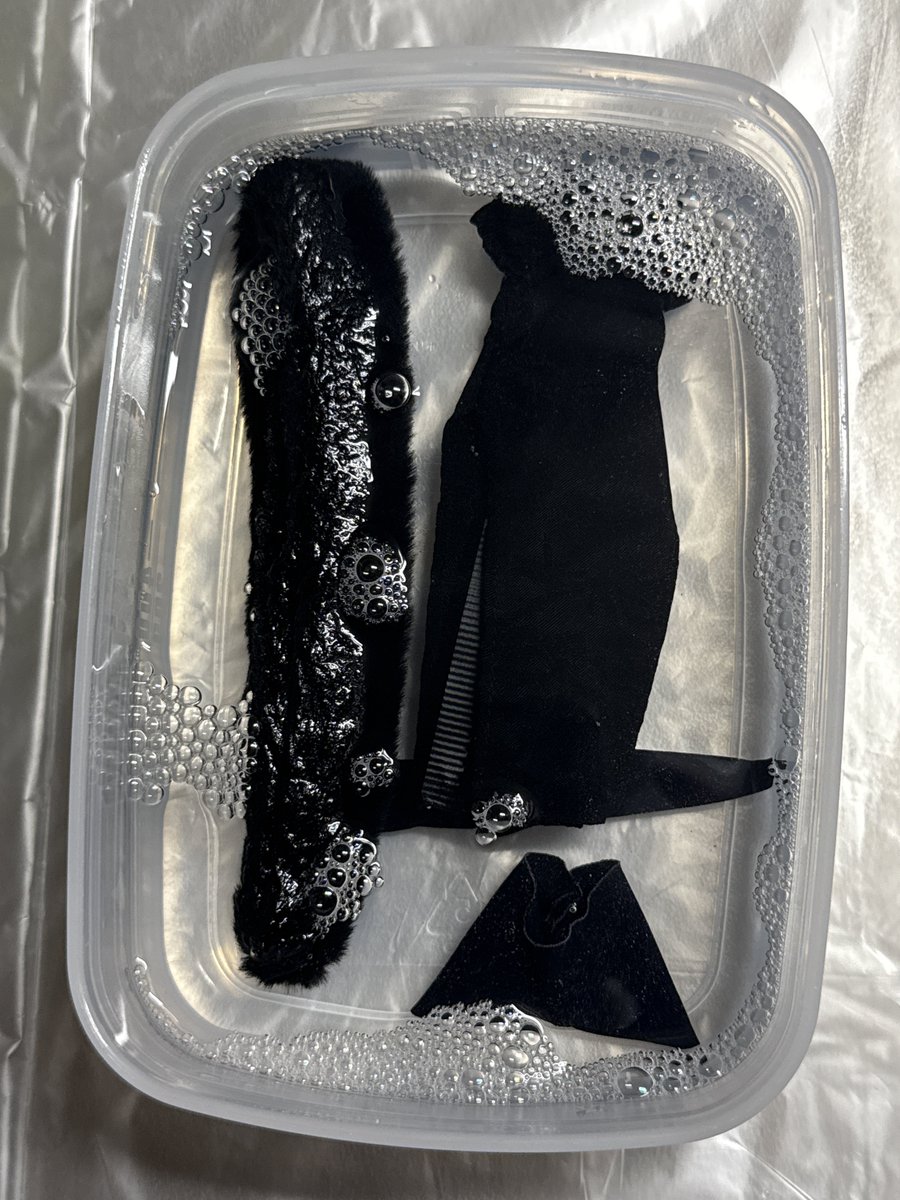 bonboya_li's tweet photo. 衝動買いした燃星の黒旗袍が届いたので色抜き。ファーも漬ける。 https://t.co/hSOTY3NLlD