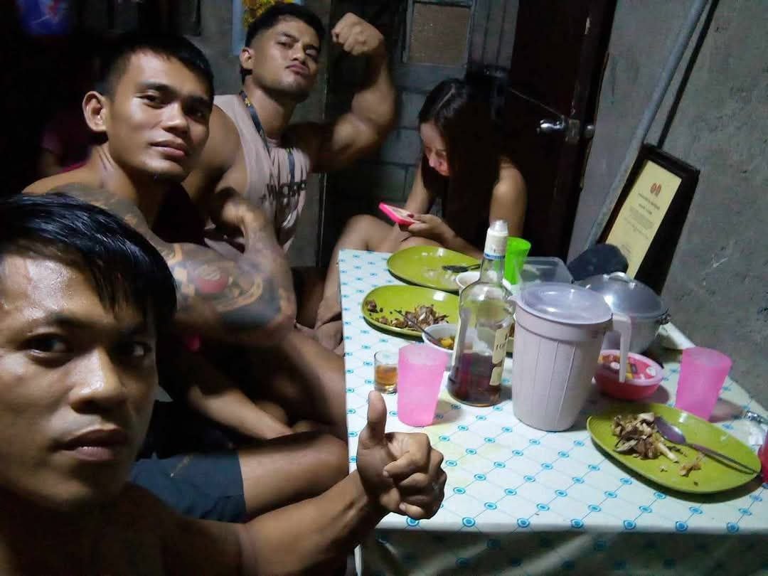 gymmaddick's tweet photo. Inuman na nauwi SA kantutan!!!
Kaka upload Lang ..grabe ung kainuman naming babae ung malasing na niyaya Kami Ng mga tropa KO na c @tondofucker33  at @Mjhunmarin1201 SA kwarto nya.

PAG MAY ALAM MAY BALAK! 

avail full video??
pm Lang sa TG KO 
@lancedakz25 https://t.co/8FkVZA5lnK