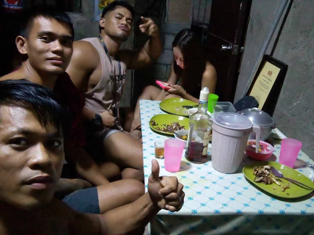 gymmaddick's tweet photo. Inuman na nauwi SA kantutan!!!
Kaka upload Lang ..grabe ung kainuman naming babae ung malasing na niyaya Kami Ng mga tropa KO na c @tondofucker33  at @Mjhunmarin1201 SA kwarto nya.

PAG MAY ALAM MAY BALAK! 

avail full video??
pm Lang sa TG KO 
@lancedakz25 https://t.co/8FkVZA5lnK