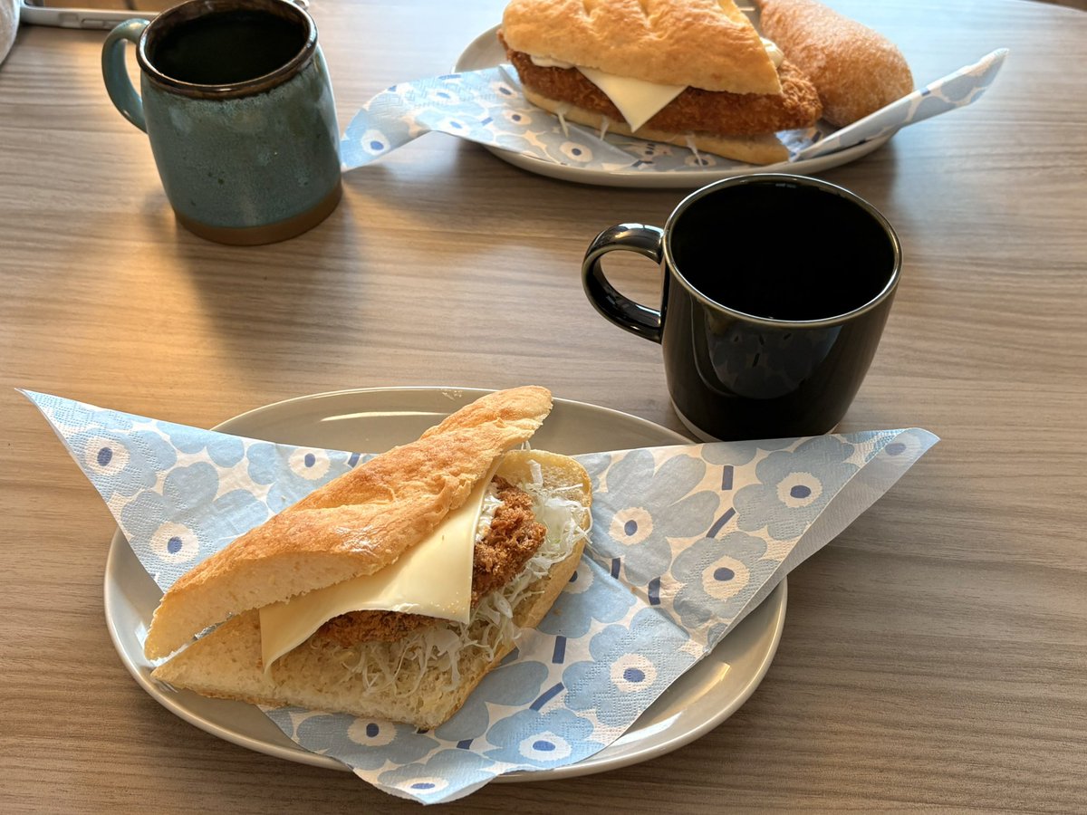 SionRolo's tweet photo. バゲットを焼くという今年の目標を達成したので、早速サンドイッチにしました。
具は！出来合い！ https://t.co/GSP9Lhp8lO