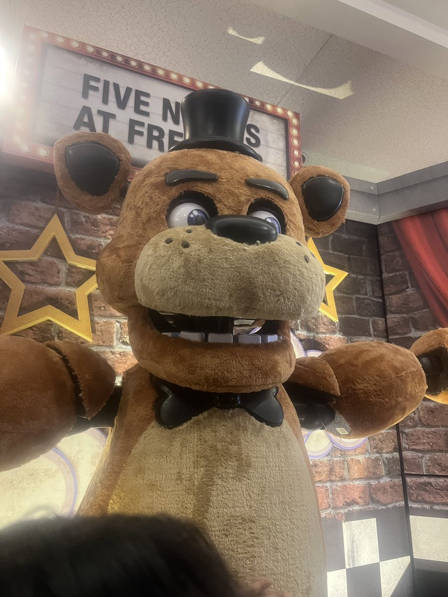 TimelySaul's tweet photo. met a celeb today https://t.co/GkCaBGeSYQ