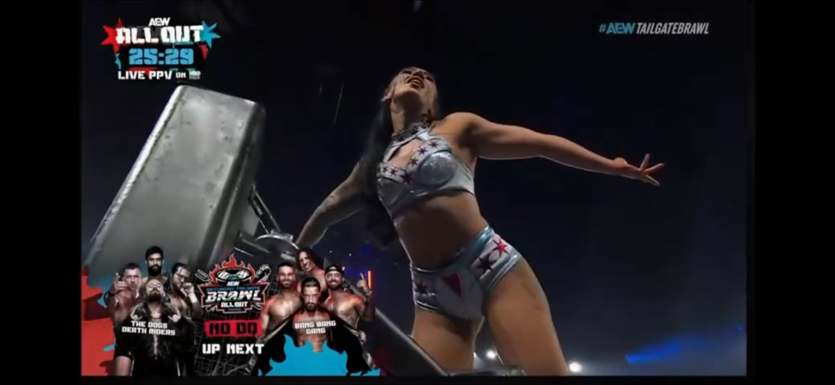 FitHCky's tweet photo. This is HER M*THERF*CKING CITY!
@Skyebyee
#AEW #AEWAllOut #AEWTailgateBrawl https://t.co/GQPPzrrKFq