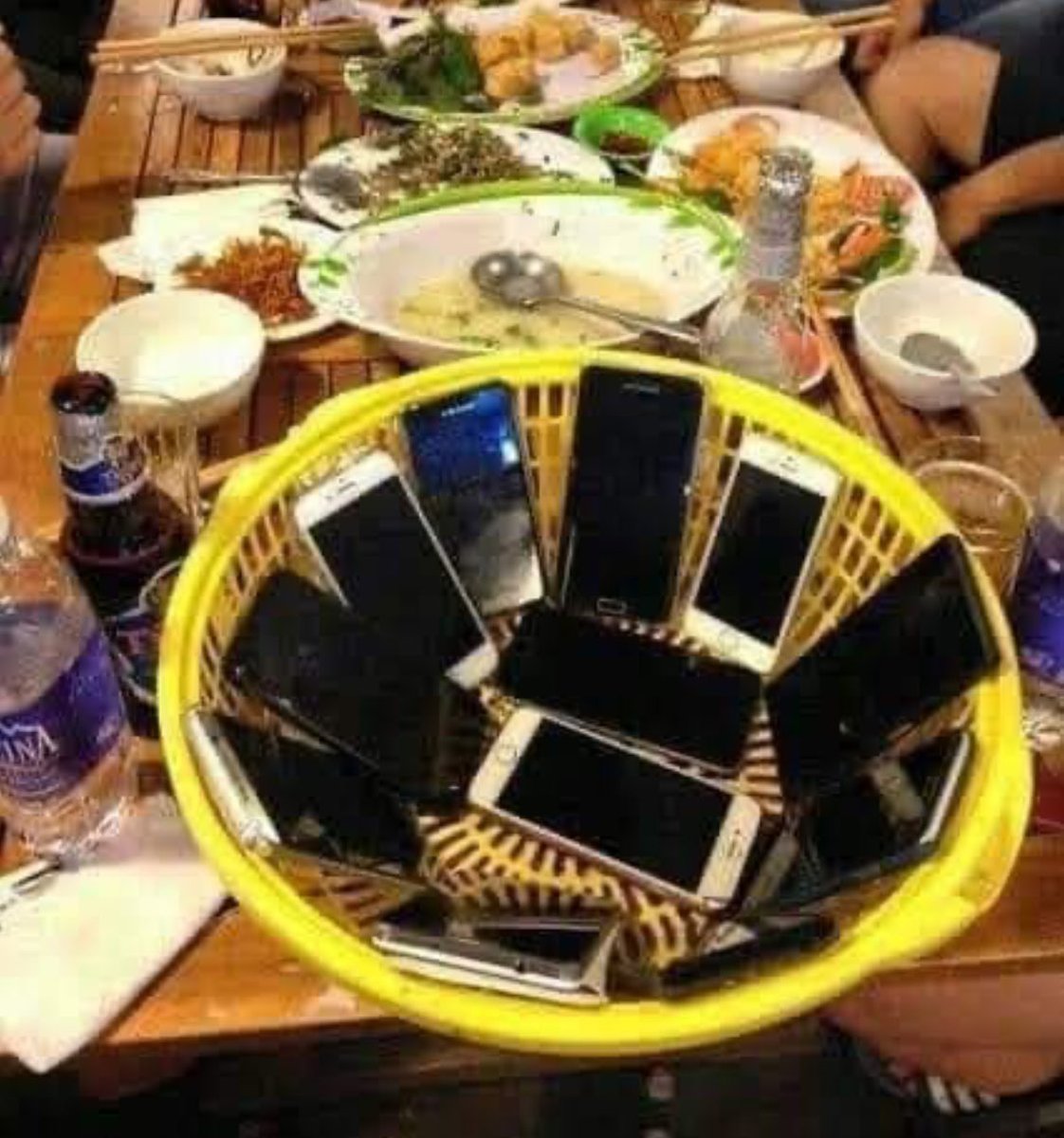 Soaringeagle45's tweet photo. Guys night out for dinner!

Phone roulette!

Whoever’s wife calls first pays the bill! 🤣 https://t.co/2rr7thgTfy