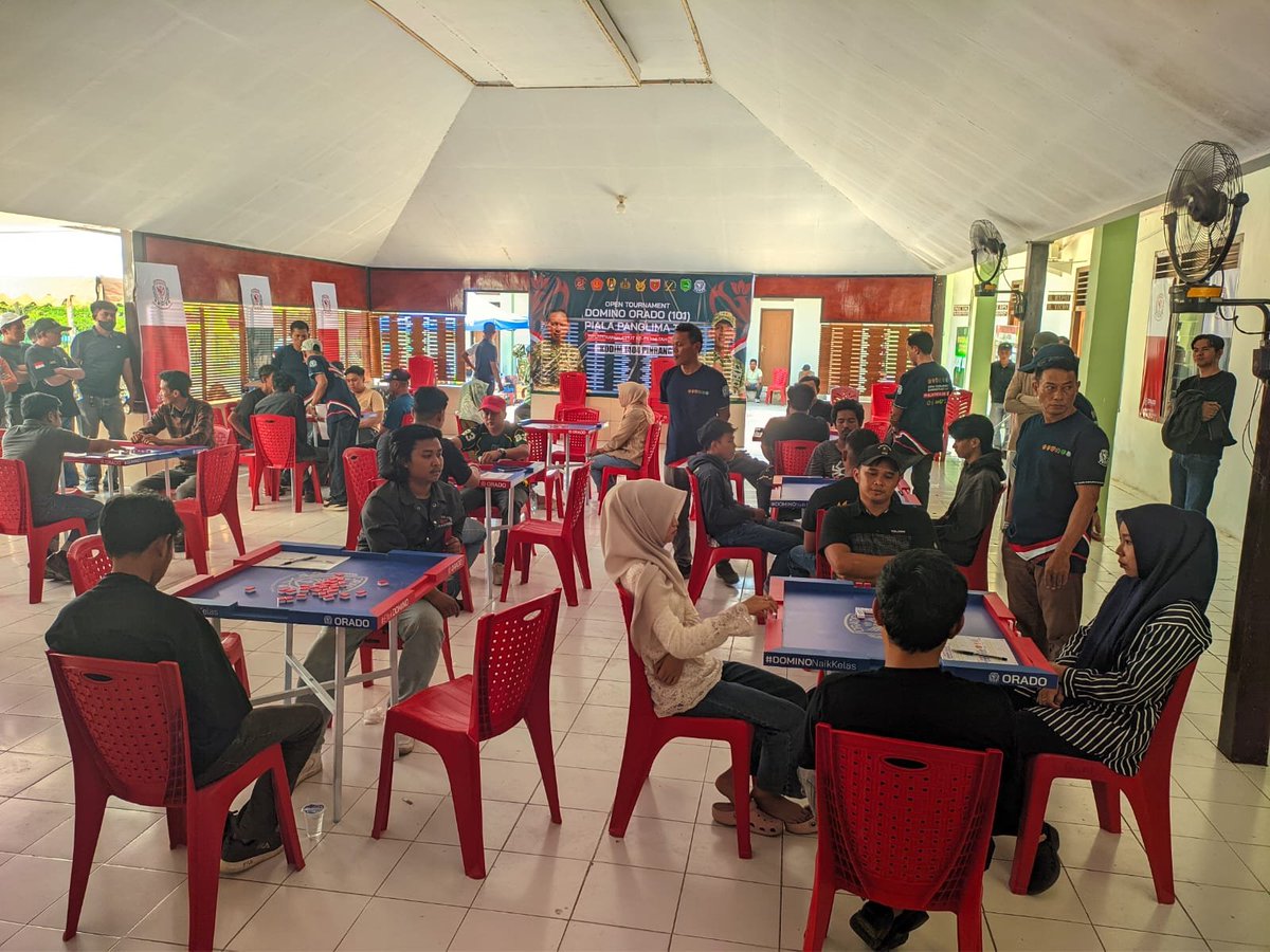 KODIM__1404_PRG's tweet photo. Dalam rangka memeriahkan Hari Ulang Tahun (HUT) ke-81 Tentara Nasional Indonesia (TNI), Kodim 1404/Pinrang bekerja sama dengan Orado Pinrang menggelar pertandingan domino yang berlangsung meriah dan penuh keakraban di Makodim 1404/Pinrang,Minggu (27/9/2026). https://t.co/bmqhRcqgAn