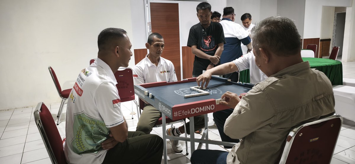 KODIM__1404_PRG's tweet photo. Dalam rangka memeriahkan Hari Ulang Tahun (HUT) ke-81 Tentara Nasional Indonesia (TNI), Kodim 1404/Pinrang bekerja sama dengan Orado Pinrang menggelar pertandingan domino yang berlangsung meriah dan penuh keakraban di Makodim 1404/Pinrang,Minggu (27/9/2026). https://t.co/bmqhRcqgAn