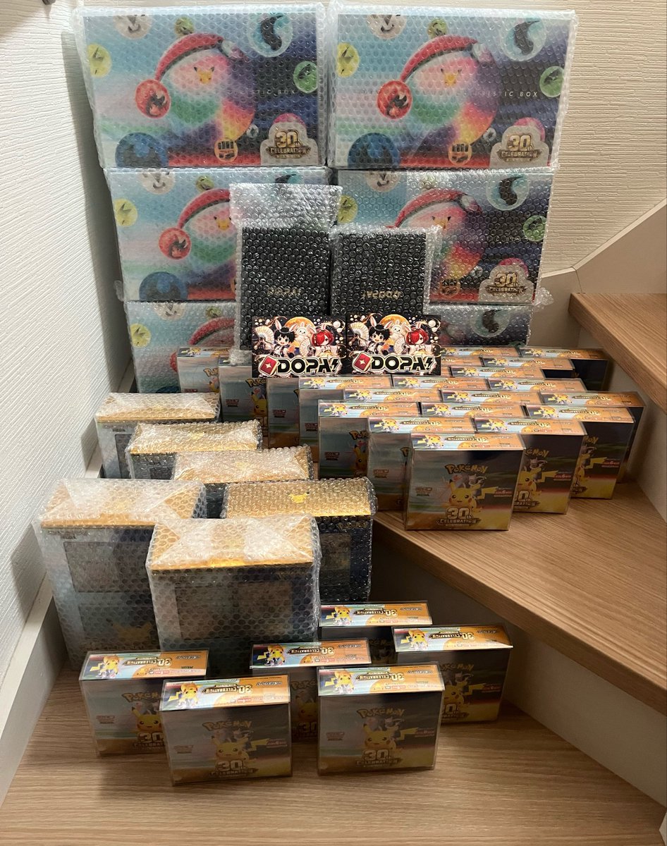 pota10waMac's tweet photo. DOPA！オリパ当選品🍀✨
30th当選報告

S賞🌈18BOXセット×2セット
30thBOX×6箱

合計
30thBOXが30箱
ブラッキーデッキが6箱
30thポケセンセットが6箱
黒箱2箱

圧巻のBOX数🤣🤣🤣✨

DOPAくんありがとう🤣🙏
@DOPA_0124 
#DOPAオリパ
#DOPA当選報告 https://t.co/Dg5bleTFc8