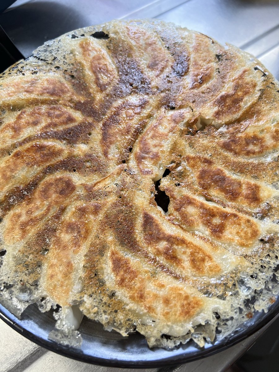 pitlovers's tweet photo. 焼きます、ひっくり返します

思わず「お“っ♡」って声が出るレベル
餃子の華、綺麗にできた https://t.co/eUnynmQWlC
