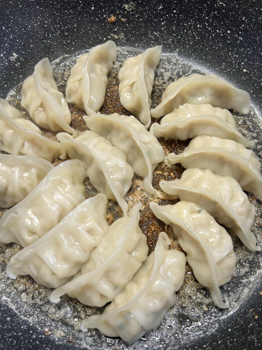 pitlovers's tweet photo. 焼きます、ひっくり返します

思わず「お“っ♡」って声が出るレベル
餃子の華、綺麗にできた https://t.co/eUnynmQWlC
