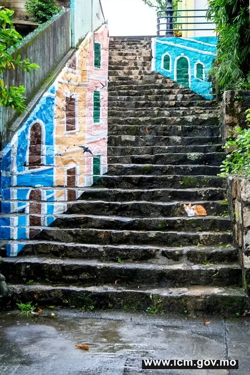 GrayceSlif88hw's tweet photo. Wandered into a hidden street art alley today—vibrant murals that make every step feel like a little adventure, perfect for anyone who loves small, magical creative surprises!， https://t.co/s6bSn9G2MN