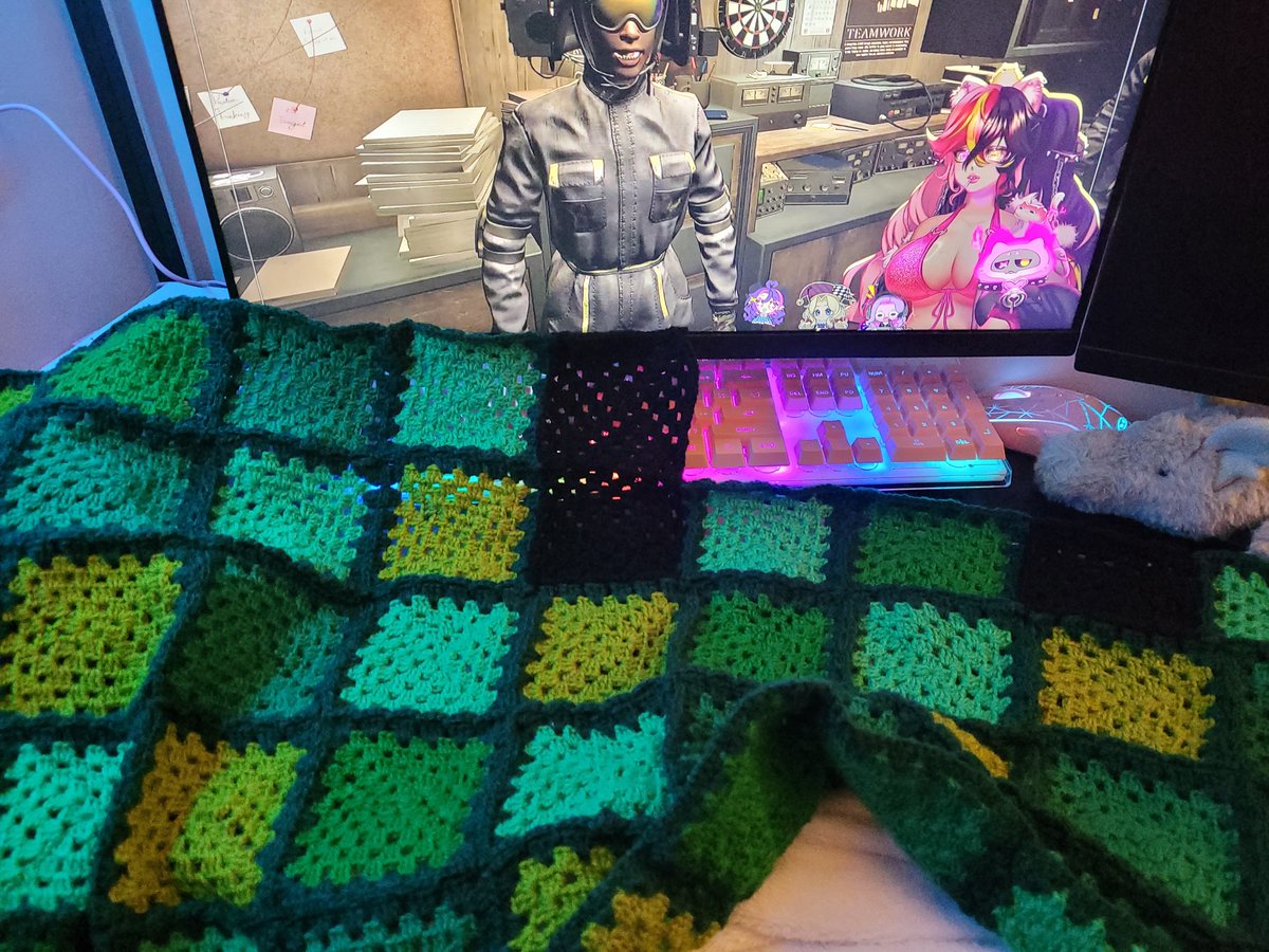 Moxielupin's tweet photo. Watching oshi debut and crocheting 🩷 

Nice and comfy 😌 https://t.co/dSEV46jZ58