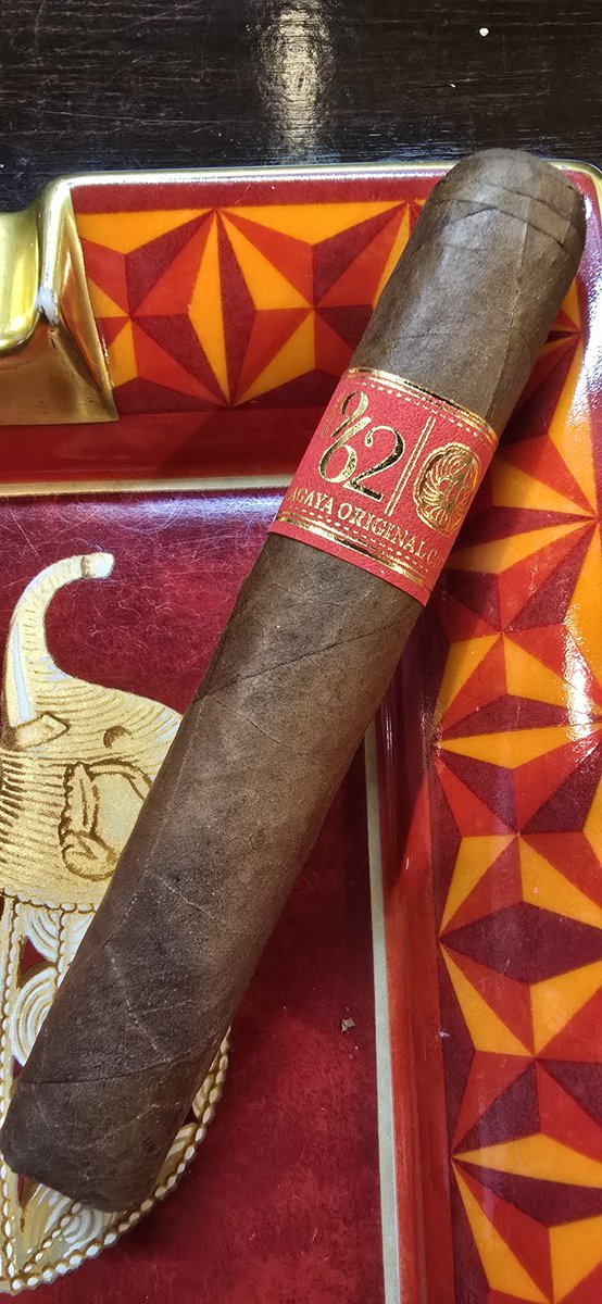 tobaccotaro's tweet photo. Kagaya ORIGINAL CIGAR 1962 Maduro Robusto

Kagayaオリジナル葉巻のMaduro版。

着火直後は土っぽさメイン。Naturalに比べると穏やかな煙。
落ち着くとナッツ、ビターチョコ。ほんのり甘みもあり、いい感じ。
後味はナッツに軽いスパイス。

こちらもなかなかいい。 https://t.co/JC2Oc9MrXj