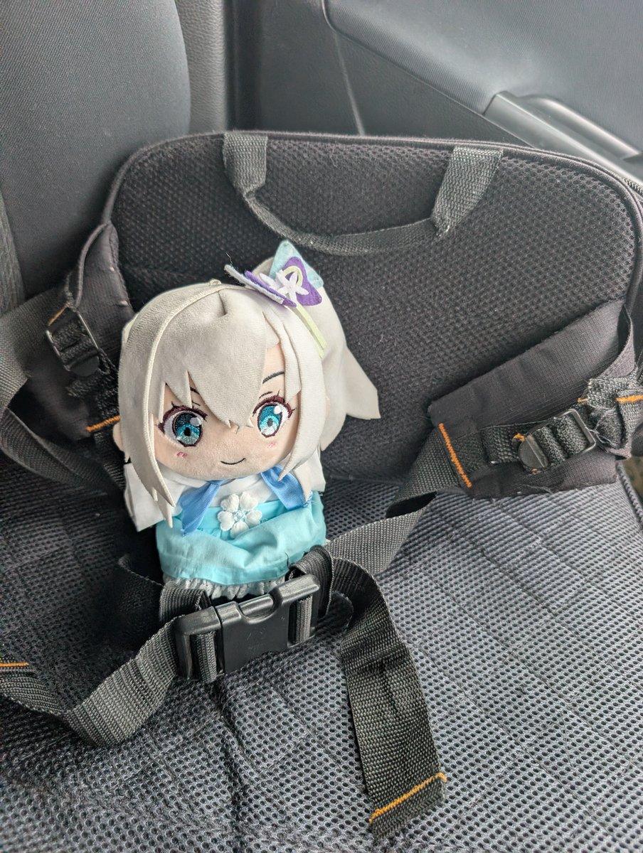 ROUTE_432's tweet photo. 今日は買い物兼服の調整。莉華服を作ってからまだアクションを起こしてないので振動テストとか、耐久テストとか、そんなの。
莉華「イヤなテストですね…😓
＊「うん、でも結構大事。現に早速首のリボン外れて新対策考案したところだし。 https://t.co/JFpJ881VaL
