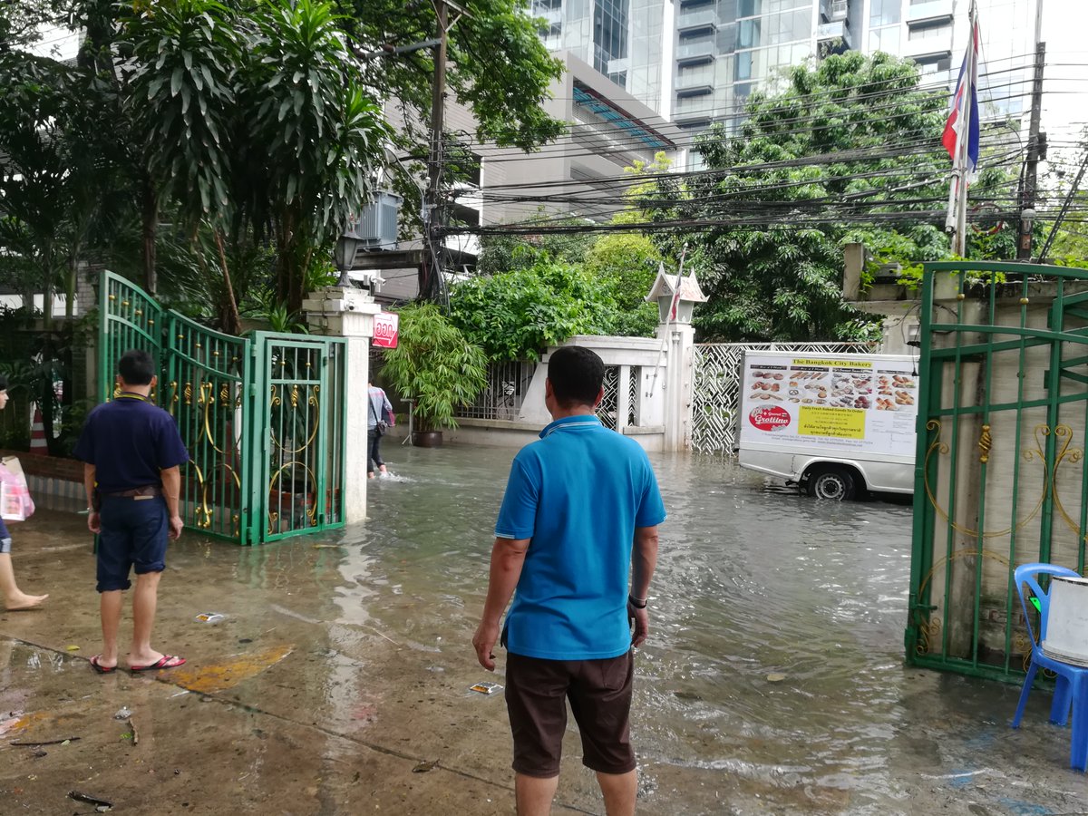 ChrisCsd1's tweet photo. #Bangkok #Disasterzone #Rainyseason Update, almost 12 inches fallen in city since Thursday, 8+fell on that day alone! Many districts impassable, malls closed, people evacuated. We've been told not to go in-Monday. Our area's mercifully not so bad, rain eased. #Mypics elsewhere. https://t.co/DS4nlWiQT0