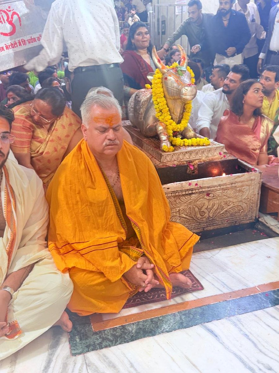 ajayjamwalbjp's tweet photo. आज अपने जन्मदिन के अवसर पर मध्यप्रदेश के उज्जैन में स्थित द्वादश ज्योतिर्लिंग में से एक बाबा महाकाल जी के दर्शन–पूजन कर सभी के कल्याण की कामना किया।

बाबा महाकाल सभी का मंगल करें।

ॐ नमः शिवाय 🙏 https://t.co/ltIRrgwh3O