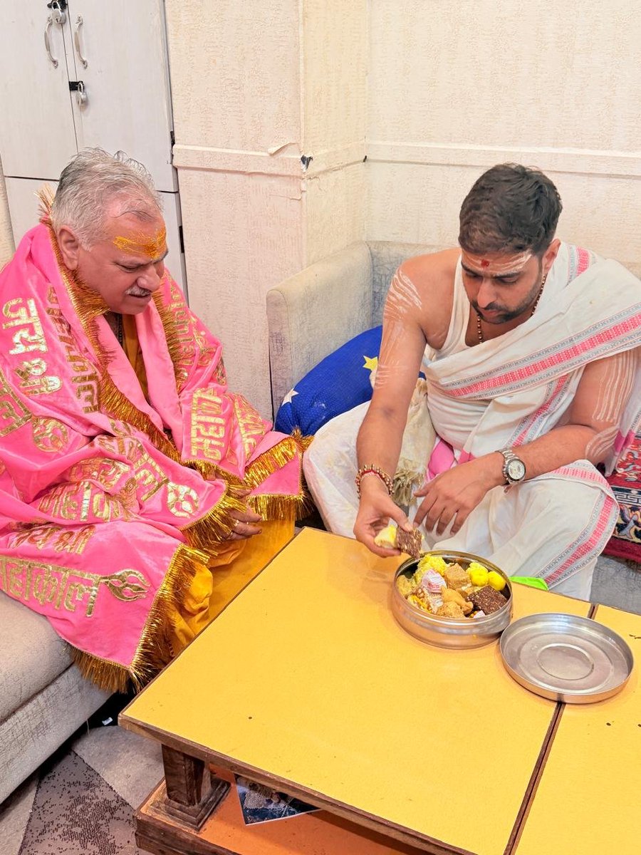 ajayjamwalbjp's tweet photo. आज अपने जन्मदिन के अवसर पर मध्यप्रदेश के उज्जैन में स्थित द्वादश ज्योतिर्लिंग में से एक बाबा महाकाल जी के दर्शन–पूजन कर सभी के कल्याण की कामना किया।

बाबा महाकाल सभी का मंगल करें।

ॐ नमः शिवाय 🙏 https://t.co/ltIRrgwh3O