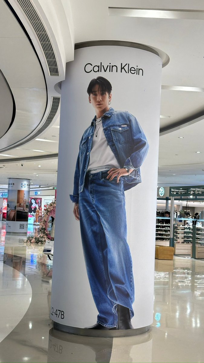 1BforJK's tweet photo. เสาภายในห้างสรรพสินค้า Hopson One ถูกหุ้มด้วยภาพโฆษณาของ #จองกุก จากแคมเปญ Calvin Klein Spring 2026 อย่างโดดเด่น ณ มหานครเซี่ยงไฮ้ ประเทศจีน 🇨🇳

JUNGKOOK FOR CALVIN KLEIN
#JUNGKOOKxCalvinKlein
#JUNGKOOK #정국 https://t.co/zsnryAvyEC