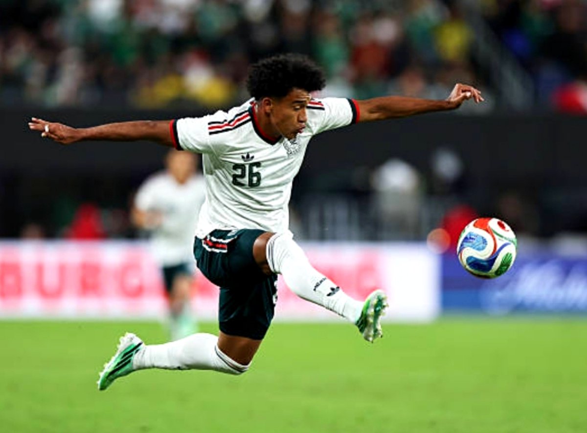 JairAguila7's tweet photo. Isaías Violante con la Selección 🇲🇽🦅 https://t.co/liEBdGWklk