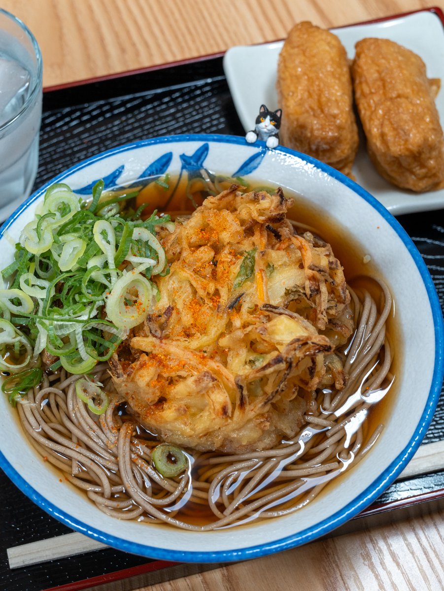 neekoyannnn's tweet photo. 昼はかき揚げ蕎麦とお稲荷さん
ねぎをたっぷりのせて立ち食いそば風に仕上げてみました
お稲荷さんを添えるとそれらしい雰囲気に
自宅でのんびり食べる立ち食いそばもいいもんです😊 https://t.co/otelTO8eaL