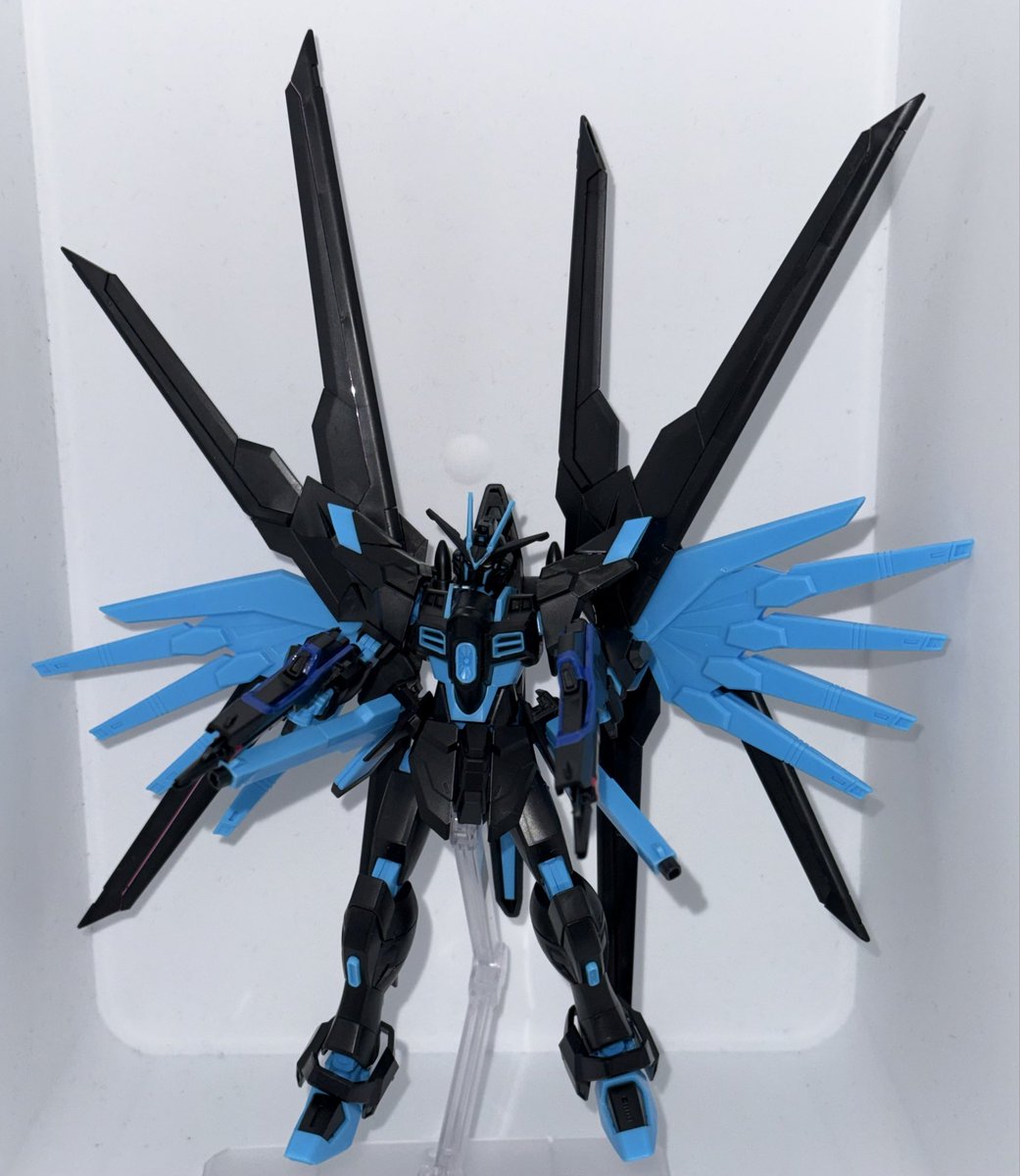 lifewithgunpla's tweet photo. HG 1/144 マイティーストライクフリーダムガンダム　リサーキュレーションカラーネオンブルー

黒とネオンブルーの組み合わせは
やはり良き

刀と���組み合わせが好き

#機動戦士ガンダムSEEDFREEDOM
#マイティーストライクフリーダムガンダム
#リサーキュレーションカラー
#ネオンブルー
#ガンプラ https://t.co/g5JObVEJPS