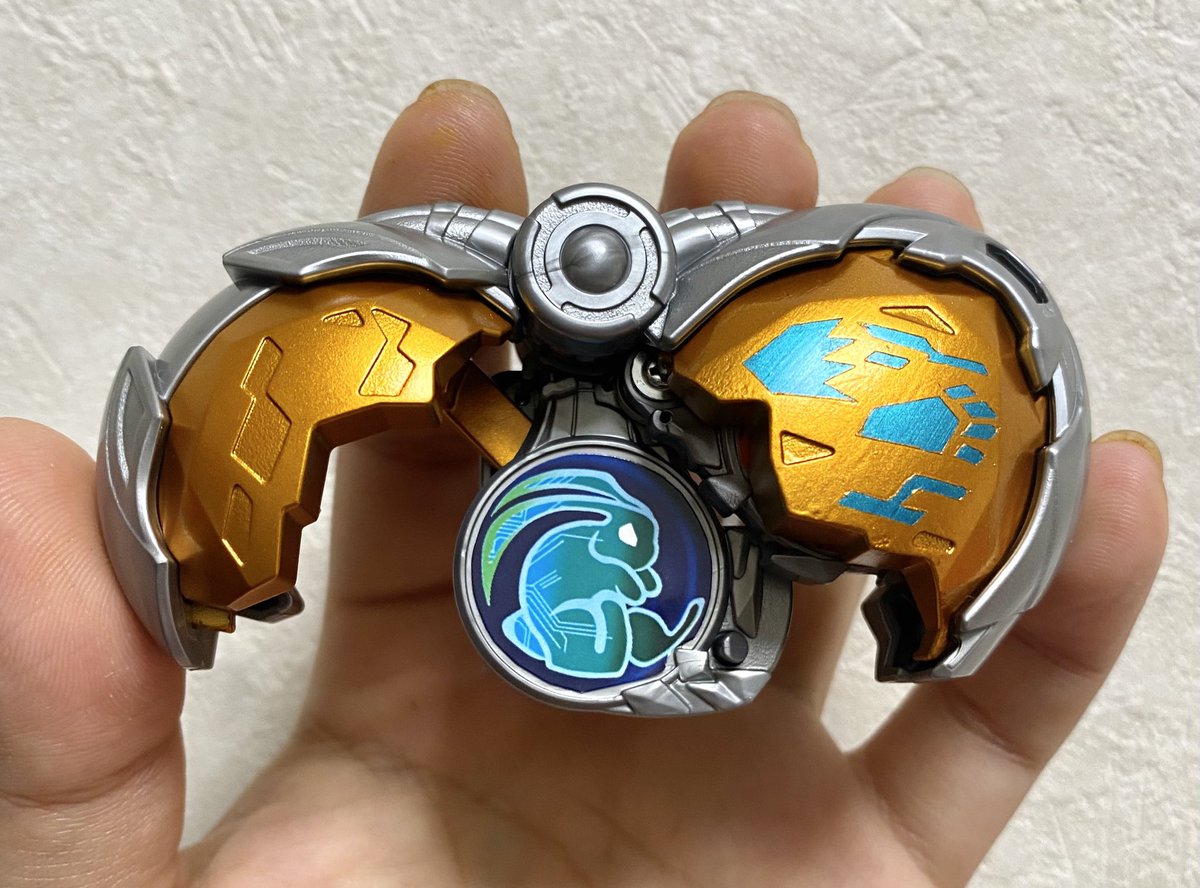 KAMEN_HAMMER's tweet photo. 【ライドエグズ4オリジン】
仮面ライダーシェルに変身する為のライドエグズ🐢
俊敏性はやや劣るが圧倒的な防御力と甲羅の重量を活かしたタックルで敵の群れを一掃する。
マイスが使用すると跳躍力と俊敏さが飛躍的にアップするラビットフレームに変身する🐇

#ファンアート
#ライドエグズ https://t.co/X9rdgn1Ful