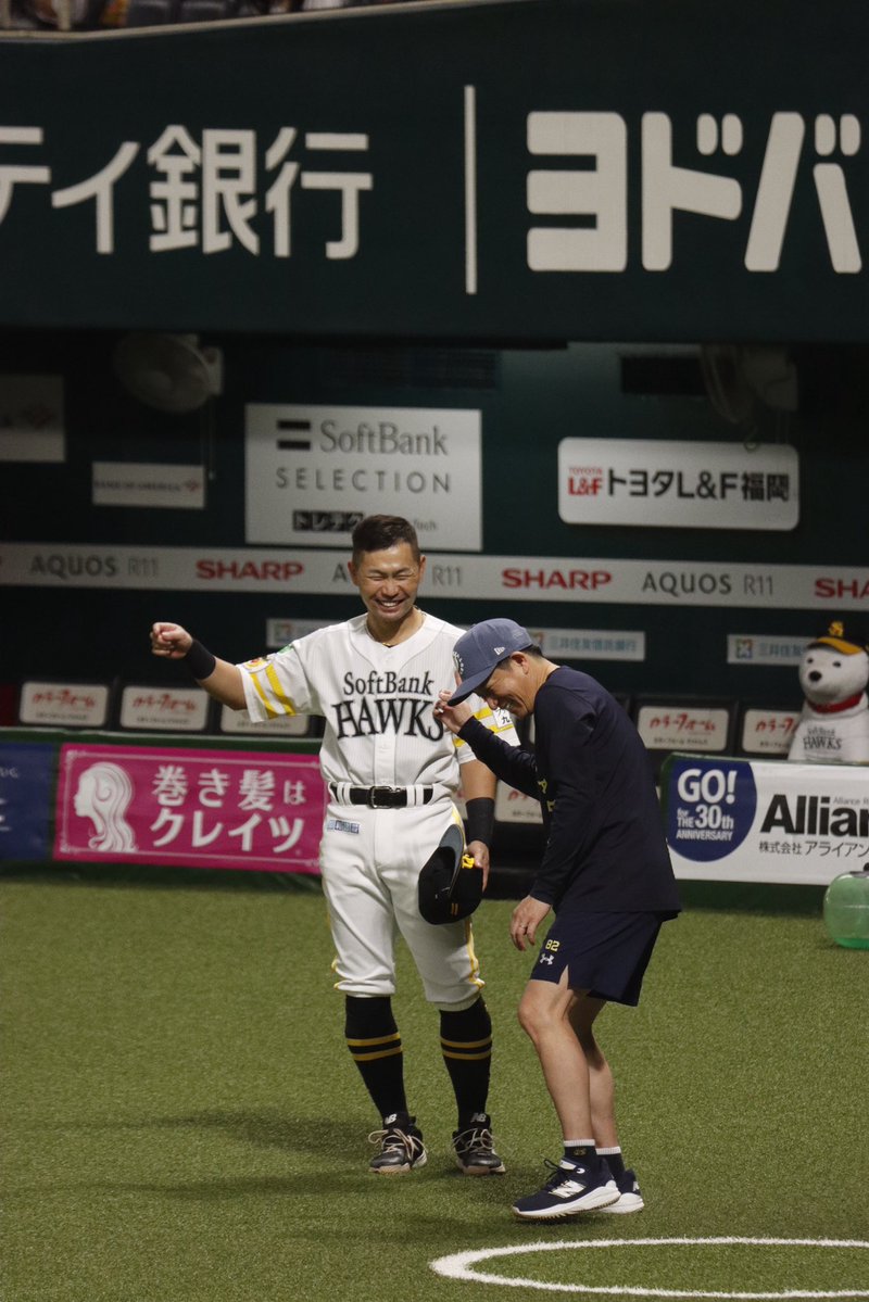 sh_ri_637's tweet photo. けーぞーさんと晃が楽しそうに話してた
#sbhawks #中村晃 https://t.co/iG2EEdYDi8
