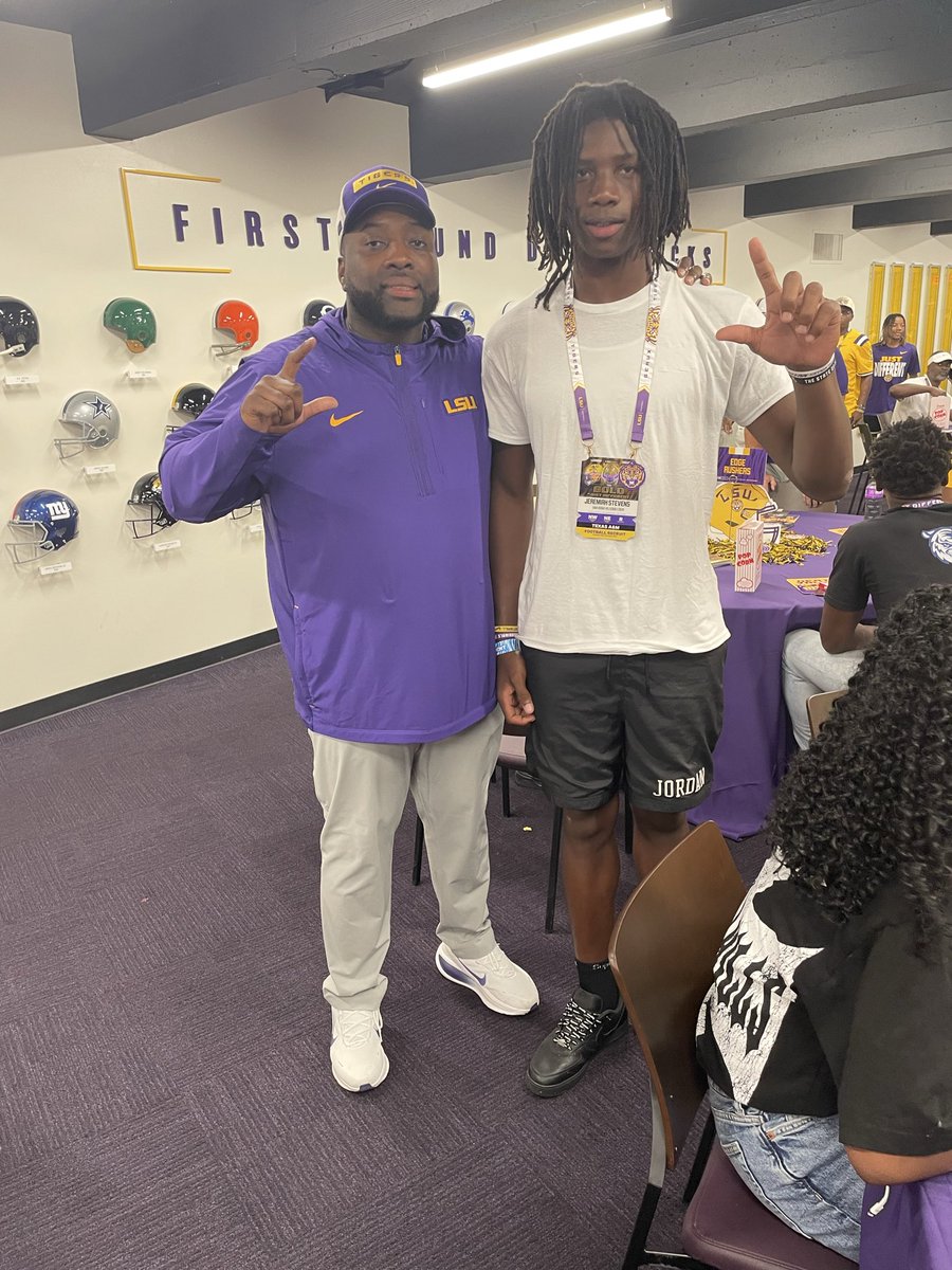 ChillJstevens's tweet photo. SO BLESSED TO RECEIVE AN OFFER FROM LSU @CoachSterlLuc @WillClouden https://t.co/gOqX1orDlh