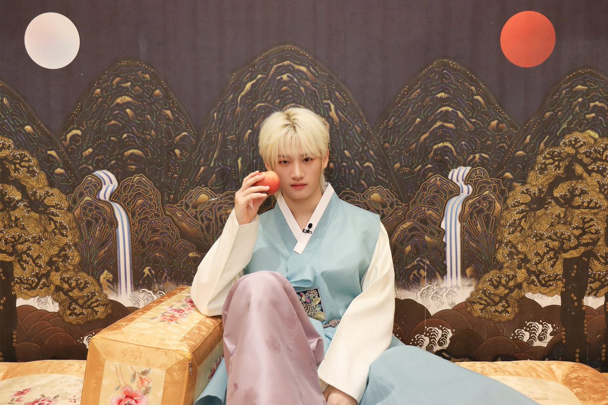 kyungwookii's tweet photo. 한가위 계급 전쟁 🍂 Behind Photo #경욱 https://t.co/OabdnSsi3T