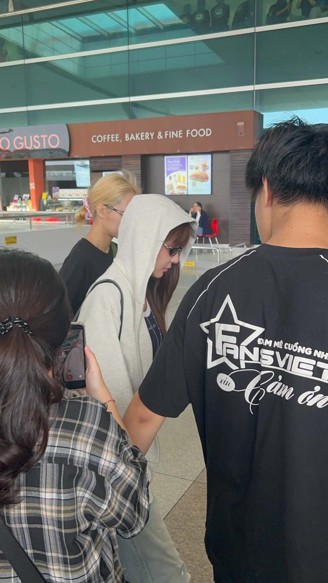 flrdvr's tweet photo. พวกพี่ ๆ บินกลับไทยกันแล้วนะคะที่รักทุกคนนน! 🥹🩷 สงสัยแฟนด้อมของเรายังหลับปุ๋ยกันอยู่เลยหลังจากเมื่อวาน =)))
เพื่อนของหนูไปส่งพวกพี่ ๆ แล้วก็ถ่ายคลิปนี้กลับมาได้ค่ะ 🥹✈️🇹🇭

#janjingjing #kapookciize https://t.co/2887kZrsIy