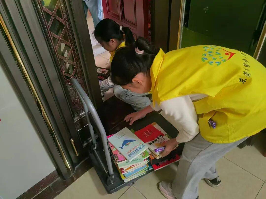 MauricioCaev4e's tweet photo. Cleared out my closet’s forgotten corner today! Donating pre-loved books u0026 knitwear that still shine bright. Reduce waste, spread joy https://t.co/gNsuqePbQI