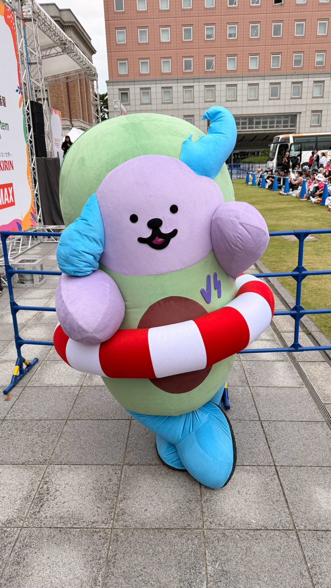 avocean_GMMTV's tweet photo. サプライズ〜🥳 イケメンの登場だ〜！✨
みんなの目にこの眩しさが飛び込んじゃってごめんね、なんちゃって！
「えっ、もう帰ったと思った？」…ふふん、まだまだ帰らないよ〜だ！
だって、アボシャンはもっと滞在しちゃうからね！！🐶🥑✨

เซอไพร้~~🥳 สุดหย่อมาแว้วววว ขอโท้ดนะคับโผ้มม ถ้าเสดเสี้ยวฟามหย่อไปเข้าตาใครจนแสบ พ่าม!
 คิดว่าเชี่ยนกลับแย้วอะแหน่ ยังม่ายกลับง่ายๆ หยอก เพาะว่าเชี่ยนจะอยู่!!🐶🥑✨

#AVOCEAN
#ご当地キャラカーニバル
#GMMTV