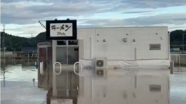 livedoornews's tweet photo. 【胸中】1カ月で3度浸水、千葉のラーメン店主「心は折れています。でも辞められない」
https://t.co/lYJ9huNxy1

8月・9月の豪雨、そして21日の台風25号。大網白里市の「ラーメンみたけ」は3度の水害に見舞われた。しかし店主は「お客さんも従業員もいます。辞めるわけにはいかない」と語った。 https://t.co/wKiMkwzoEm