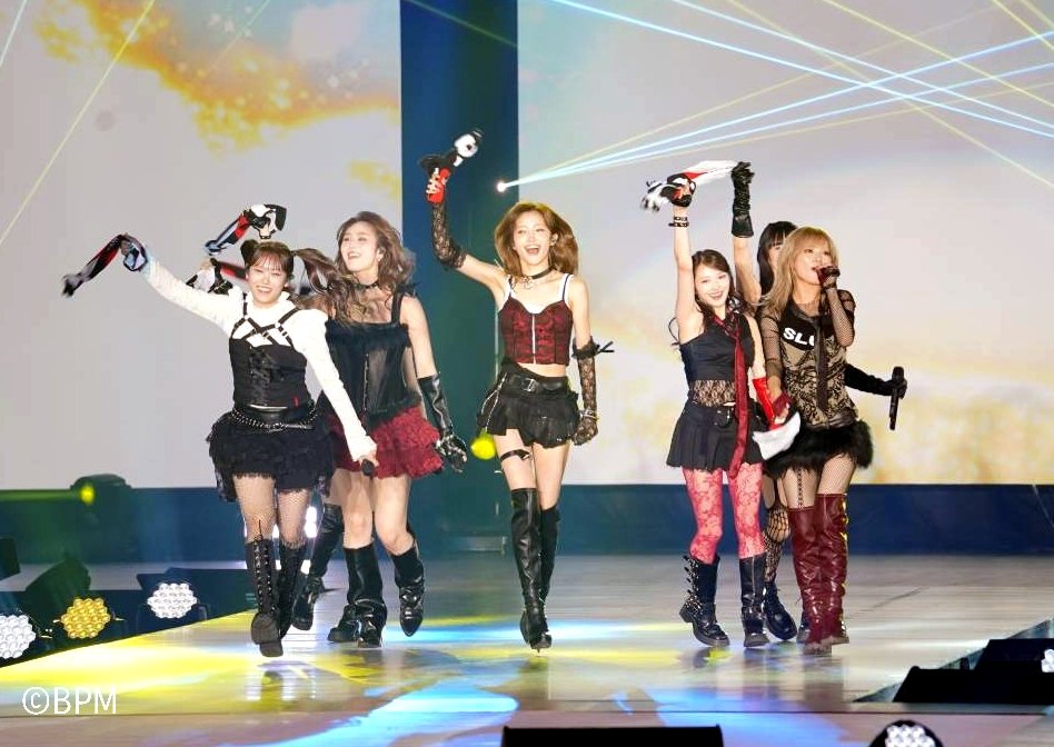 beautypageantjp's tweet photo. Girls²、ガルアワで会場を熱く🔥
重低音のビートとともに登場し、4曲を披露！
「ヒマワリ」ではペンライトがリズミカルに揺れ、タオルを振る観客の姿も✨
2万4000人が来場した会場を盛り上げた。

📸ライブ写真＆レポート
https://t.co/67Ml3rg8Wz⁠

@GirlsAward
#Girls2 #GirlsAward #ガルアワ https://t.co/f3DAqdqs1J