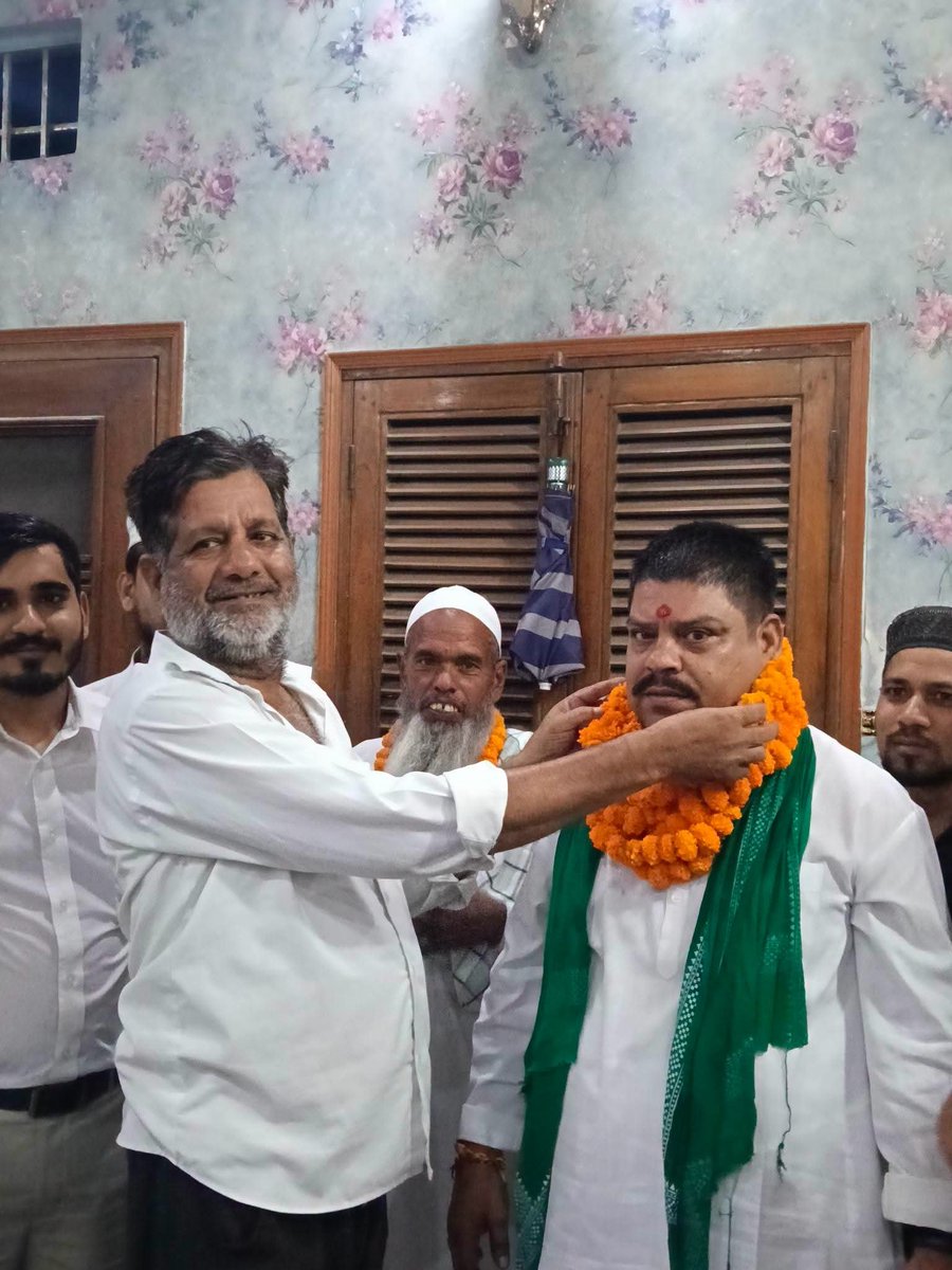 ManmohanJha_MIM's tweet photo. आप सभी से मिल रहा वेसुमार मोहब्बत ही जुल्म से लड़ने की ताकत देता है।।
बैरिस्टर Asaduddin Owaisi ji jindabad
#fesbookreels #fesbookpost #AIMIMUttarPradesh #मिशन2027 #AsaduddinOwaisi #poltics #ghaziabad #AIMIM @topfans Aimim- All India Majlis-E-Ittehadul Muslimeen Shaukat Ali Pandit Manmohan Jha - gama