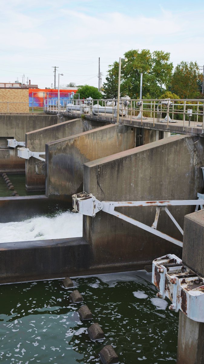 inTECHsity's tweet photo. Check out this cool dam. Imagine how much pressure it must be holding back. I wonder what psi that water is coming out at... https://t.co/UUC9YfK6qi