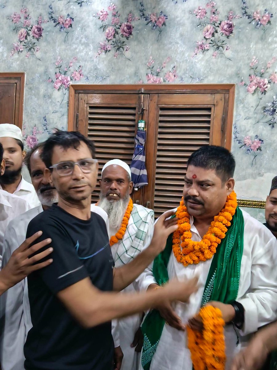 ManmohanJha_MIM's tweet photo. आप सभी से मिल रहा वेसुमार मोहब्बत ही जुल्म से लड़ने की ताकत देता है।।
बैरिस्टर Asaduddin Owaisi ji jindabad
#fesbookreels #fesbookpost #AIMIMUttarPradesh #मिशन2027 #AsaduddinOwaisi #poltics #ghaziabad #AIMIM @topfans Aimim- All India Majlis-E-Ittehadul Muslimeen Shaukat Ali Pandit Manmohan Jha - gama
