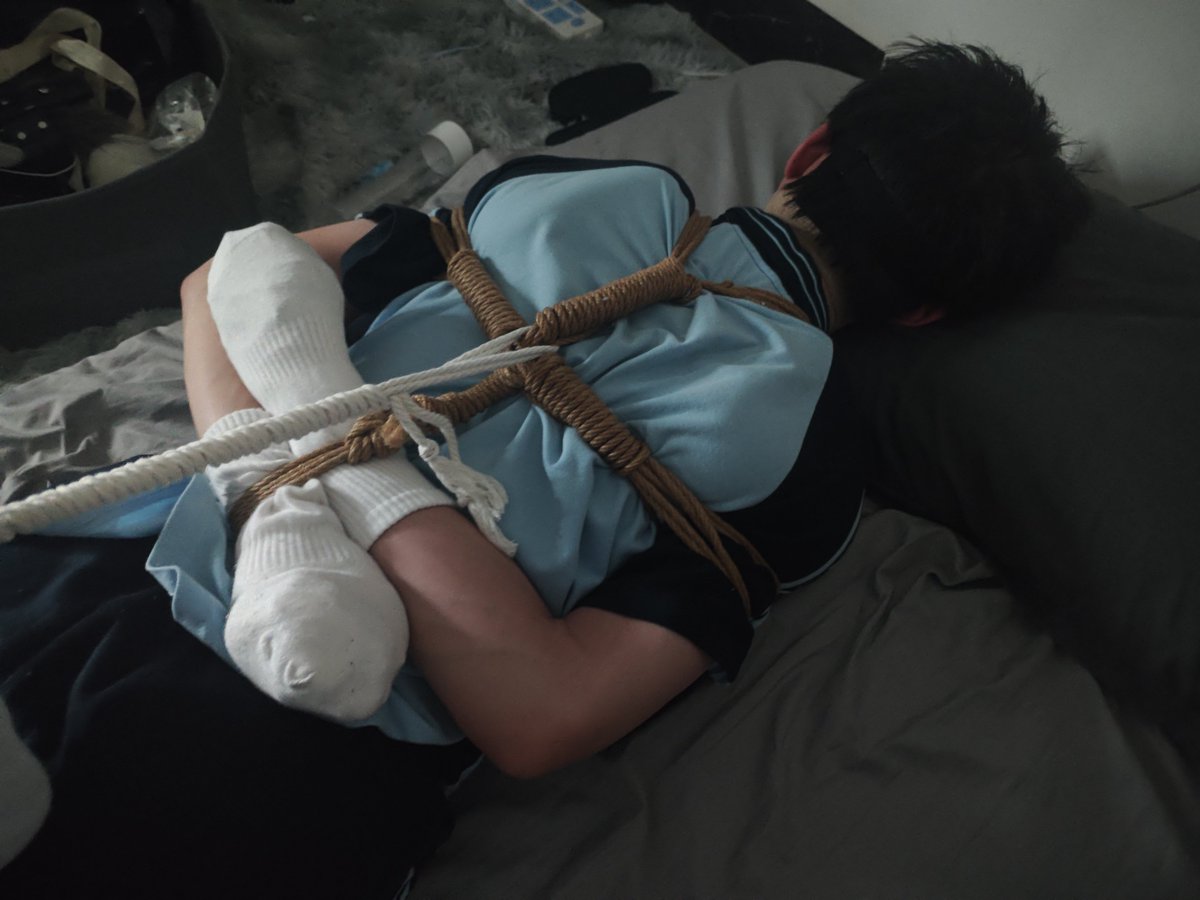 shaprs1874's tweet photo. 大早上9点跑来找我，我只睡了6个小时
这就是不让我好好睡觉的下场！
9点半开始被绑到现在还没解开！😡😡😡 https://t.co/Ba14G8YhQI