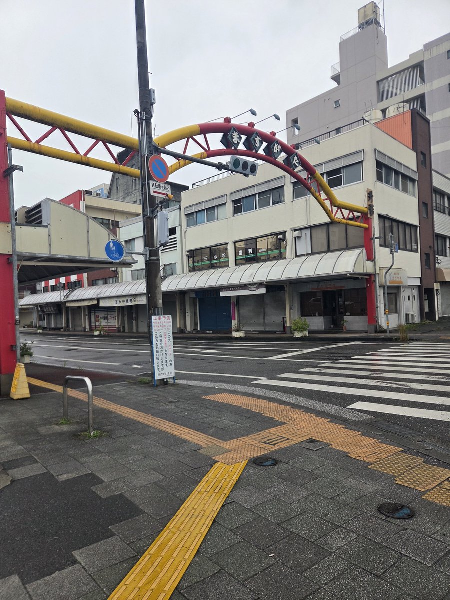 runandorix's tweet photo. 高知旅２日目の朝は、ランニングから！
小雨の降るなか、宿から　#鏡川　沿いなどをぐるっと５キロ🏃よさこいで見慣れた景色も目にしながら、ホテルに戻って朝食バイキング😋
今日は雨の中、#仁淀ブルー　巡りです！ https://t.co/ki4RfrW528