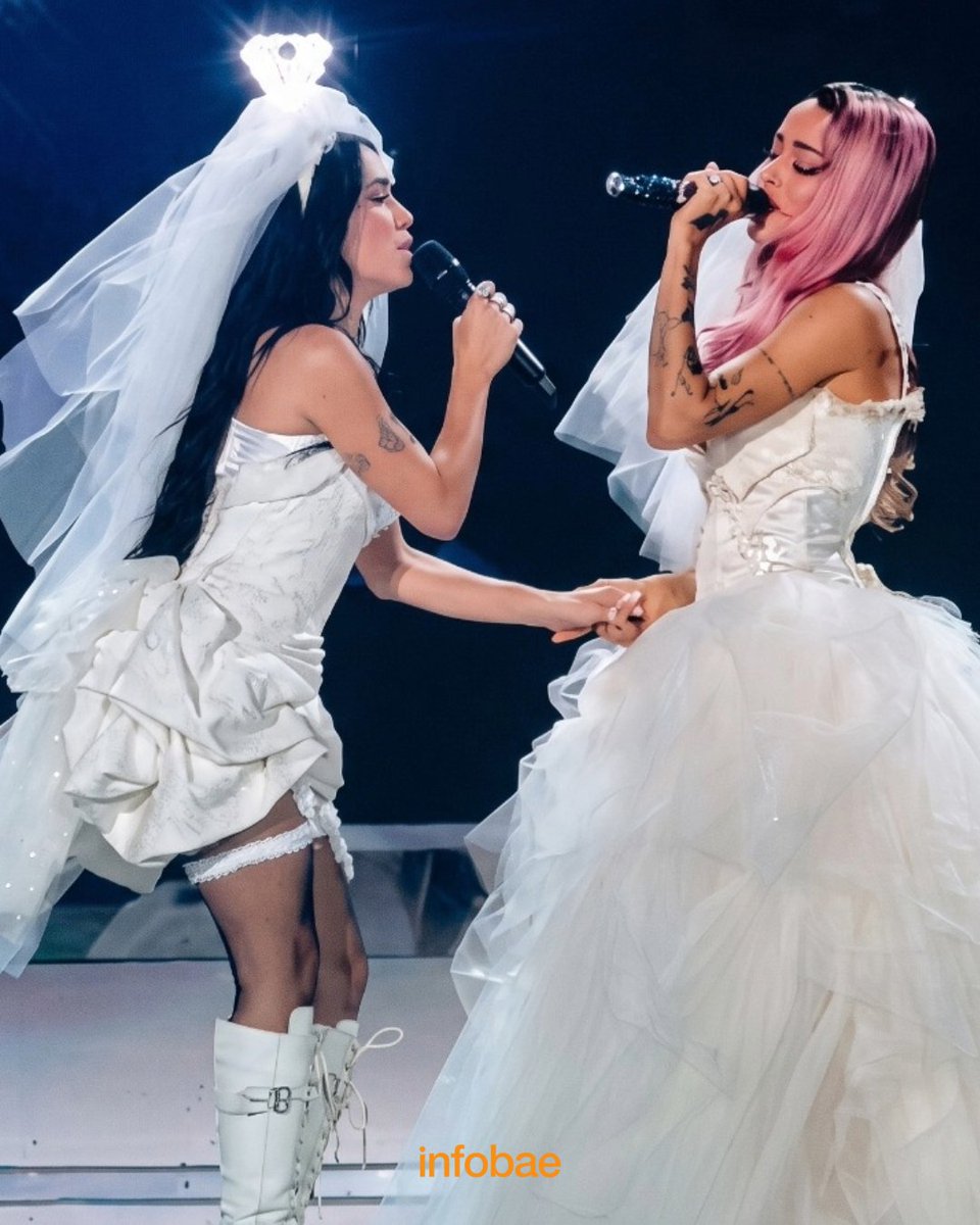 infobae's tweet photo. LALI Y TINI STOESSEL IMPACTARON A MILES DE FANS EN RIVER PLATE CON UN CLÁSICO DE MADONNA: “PARA MÍ ES ALGO MUY FUERTE” | Por Lucas Terrazas

Después de muchas especulaciones y diversos nombres que se barajaron, Tini Stoessel sorprendió a los fanáticos de Lali Espósito al presentarse en su tercer y último show en River Plate. La Triple T causó furor en el escenario en la recta final del espectáculo para interpretar “Like a Virgin” de Madonna.

Más allá de la sorpresa, ya que se trató de una colaboración inédita, otra de las cosas que impactó a los fans fue el look de las jóvenes, quienes vestían de blanco, en una clara referencia a sus próximos casamientos.

Infobae🔗https://t.co/8O5ZzK0piU