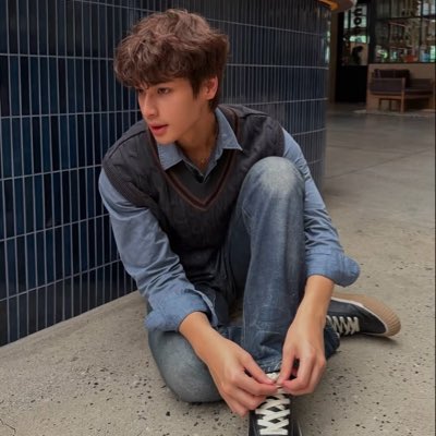 elio_azure's tweet photo. #NewProfilePic biru biru bekoz we are azure. Pamer dibeliin sepatu baru sama ayang @mariadi_azure 😚❤️🫶✨ https://t.co/SDHP97cCvX