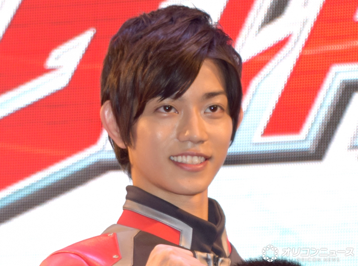 oricon's tweet photo. 📺️『ウルトラマンX』大空大地役
高橋健介、結婚を発表💍
https://t.co/iwC1rGdDiY

お相手は「一般の方」と発表。また合わせて、31年間暮らしてきた実家を出るとも明かし、直筆署名を添えた。 https://t.co/IvfrZ3tfCY