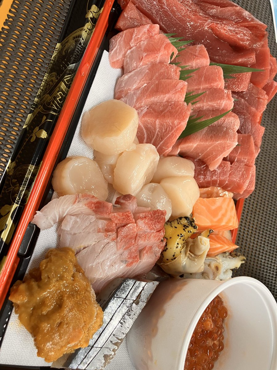 Osashimi0705's tweet photo. 特注盛・旬生いくら醤油漬・利尻塩雲丹・上質赤身
・上質とろ・特大首折れ秋刀魚・ヒラマサ・生ほたて
つぶ貝

お得意様遠慮なさらずお気軽に御予約承り致します https://t.co/lGpzaY9wXE