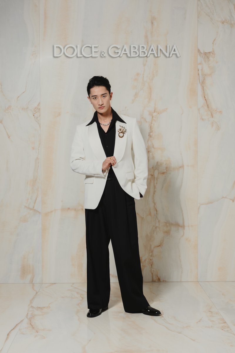 mintmag_th's tweet photo. เด่นมาเลย! ส่องฟร้อนท์โรว์ลุคหนุ่ม #HikaruIwamoto #SnowMan Japan Ambassador ของ Dolce & Gabbana บินลัดฟ้ามาร่วมชมแฟชั่นโชว์คอลเล็กชั่นใหม่ Women's Spring Summer 2027 ที่จัดขึ้นเมื่อวานที่ผ่านมา ณ มิลาน อิตาลี พร้อมมาในลุคจาก Fall/Winter 2026 💚

#DGxHIKARU
#岩本照
#DolceGabbana
#DGSS27
#MintNews