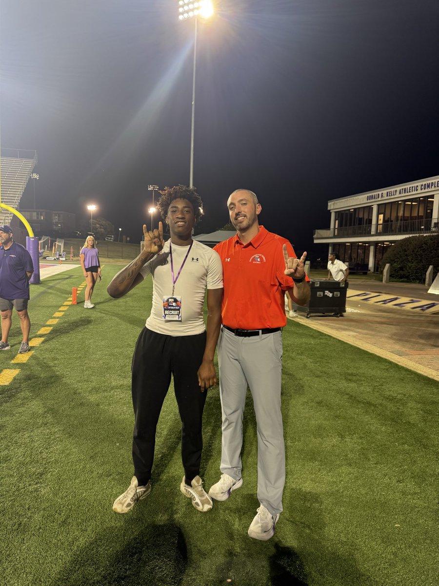 ladarionbanksjr's tweet photo. Appreciate Coach @CoachJwill_ for the game day invite. Great to be at Turpin. #ForkEm 🤘 https://t.co/tCzd3dhOnQ