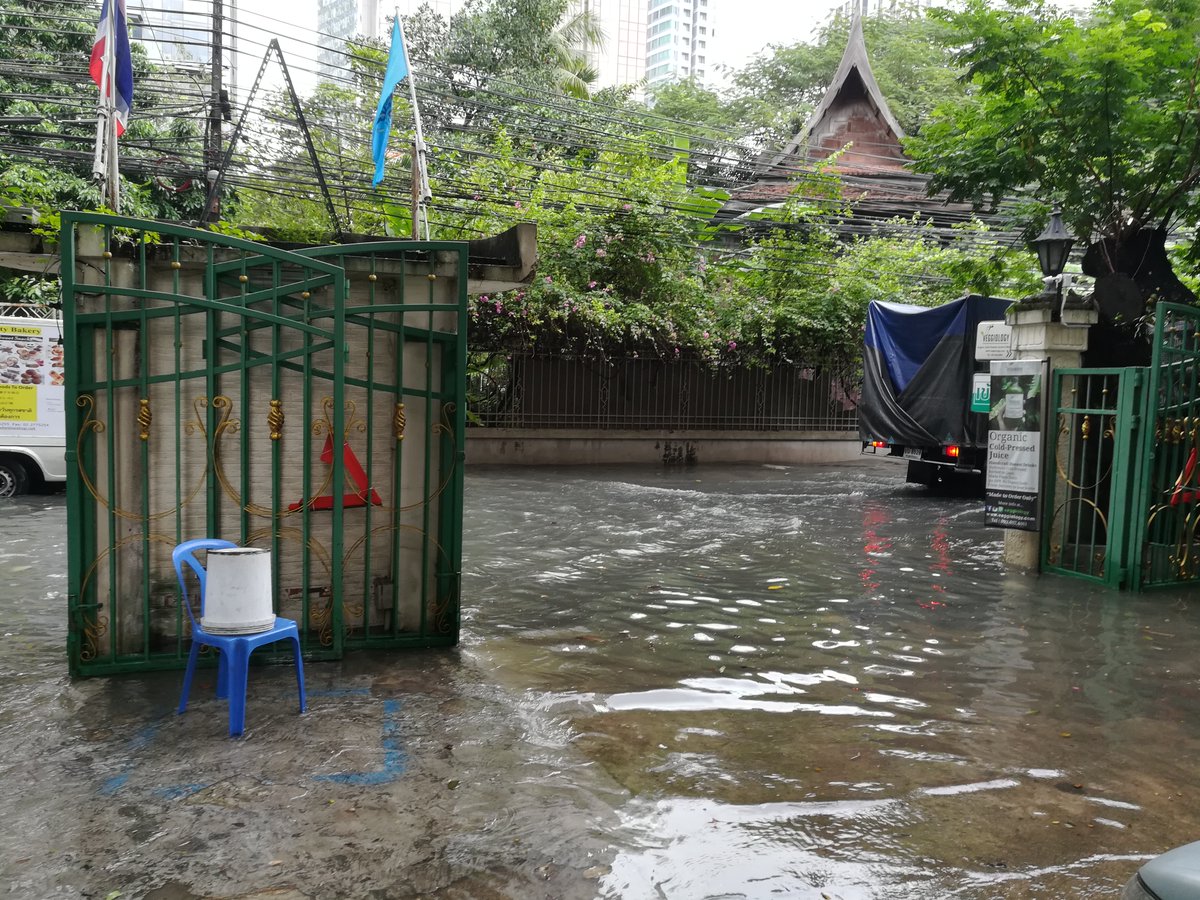 ChrisCsd1's tweet photo. #Bangkok #Disasterzone #Rainyseason Update, almost 12 inches fallen in city since Thursday, 8+fell on that day alone! Many districts impassable, malls closed, people evacuated. We've been told not to go in-Monday. Our area's mercifully not so bad, rain eased. #Mypics elsewhere. https://t.co/DS4nlWiQT0