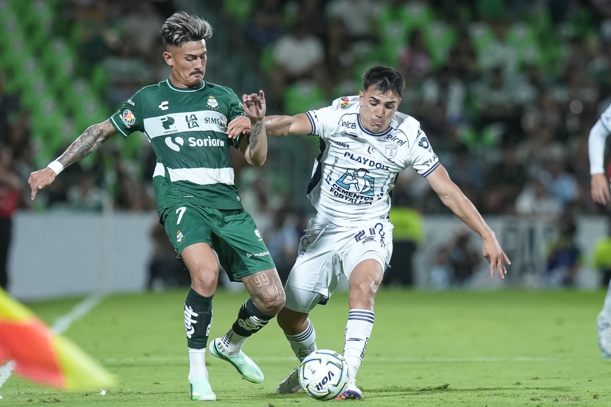 LigaBBVAMX's tweet photo. ⏱️ Medio tiempo en La Comarca.
@ClubSantos 1-0 @Tuzos ⚔️🆚🦫
#LaLigaDeLaAfición✨ | #J10 | #SANPAC | #AP26 https://t.co/fBhwNaEgbf