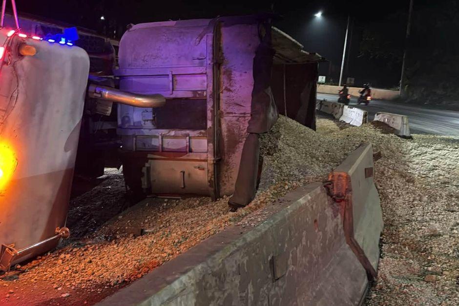 Camión volcado complica el tránsito en la ruta al Pacífico
